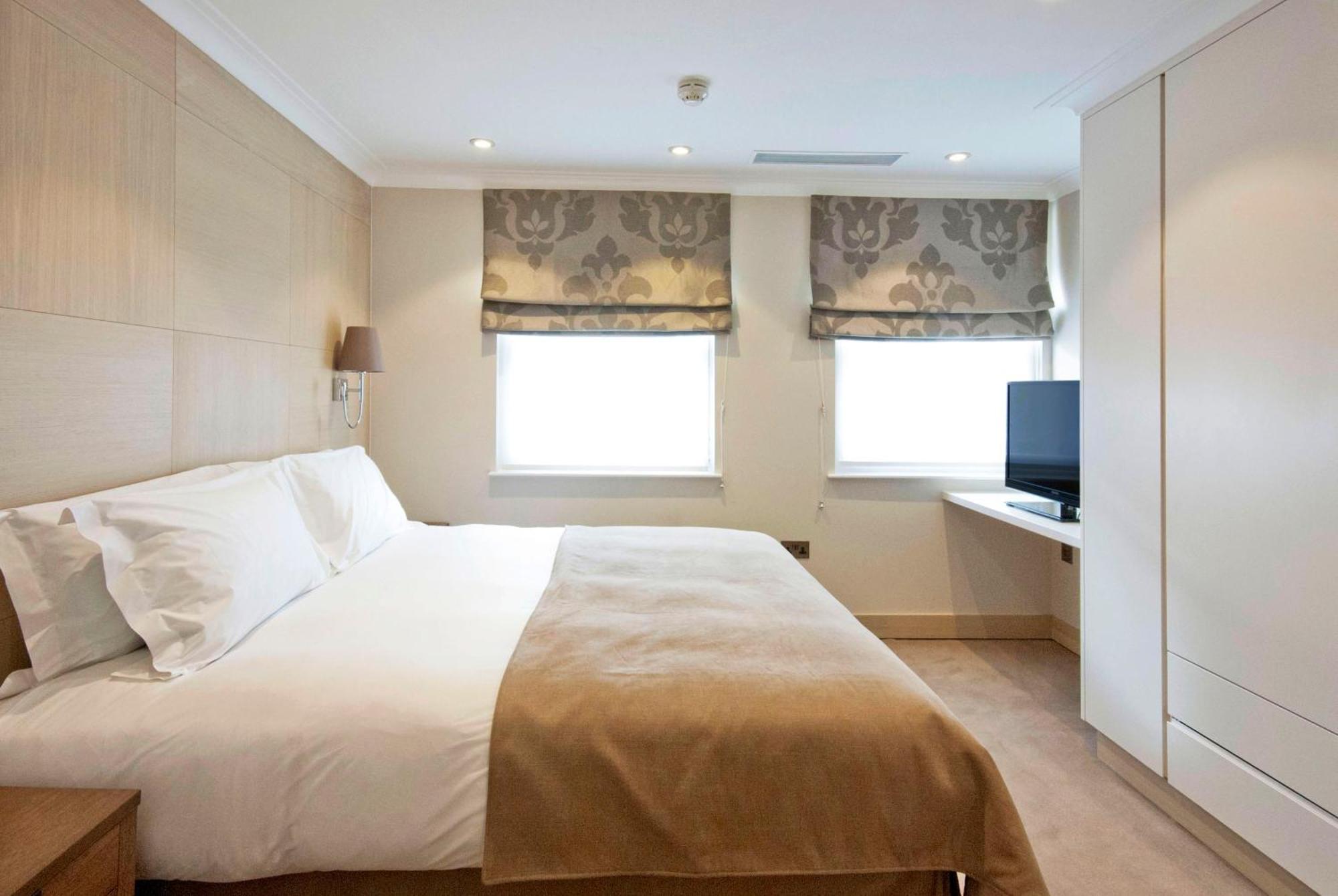 Claverley Court Apartments Knightsbridge London Room photo