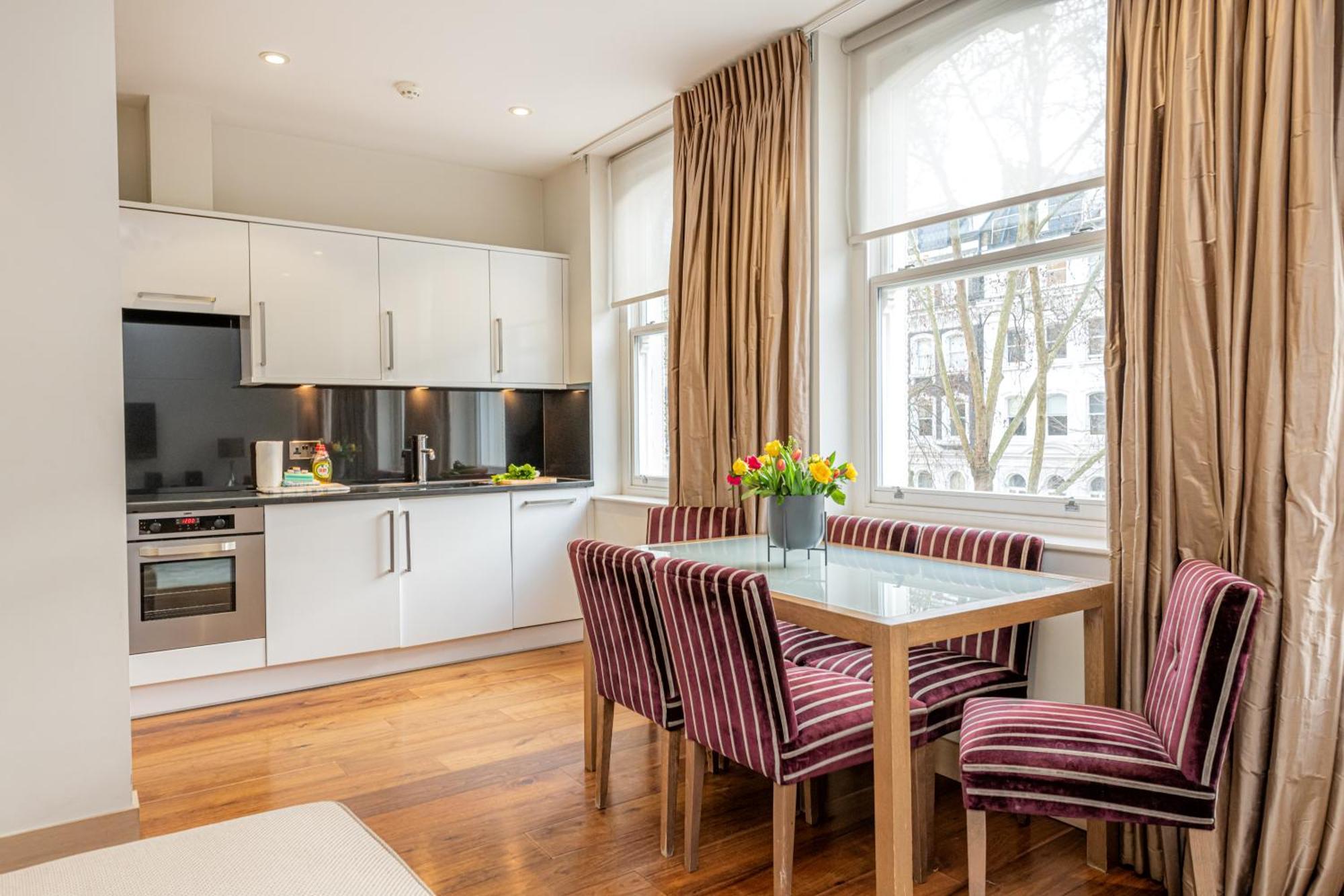 Claverley Court Apartments Knightsbridge London Room photo